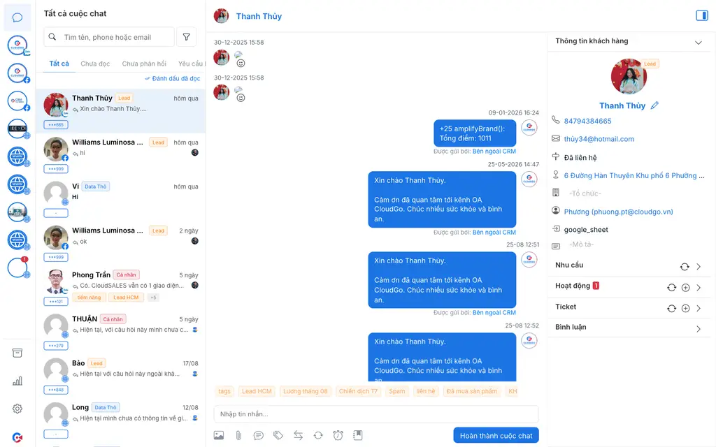 Màn hình Chat đa kênh với danh sách cuộc hội thoại theo từng kênh và khung thông tin khách hàng (Nhu cầu, Hoạt động, Ticket, Bình luận)